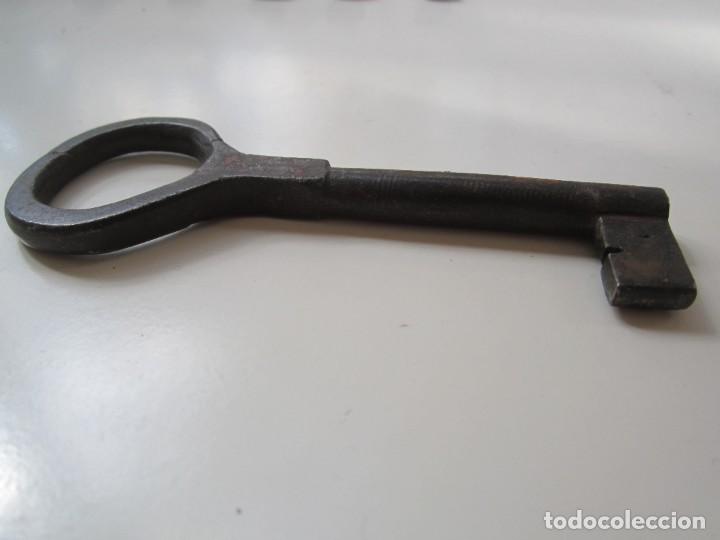 Antig&uuml;edades: LLAVE GRANDE ANTIGUA 62GR. 11 CM.Probablemente de arcon