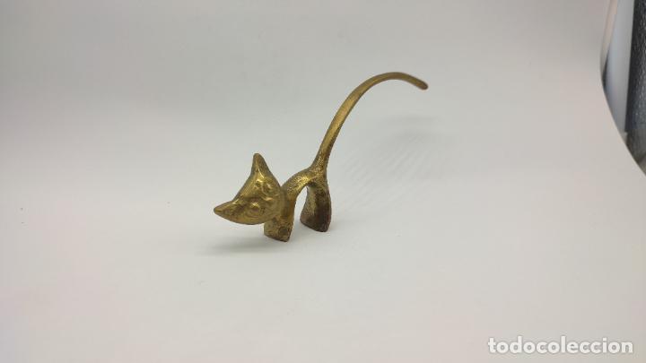 Antig&uuml;edades: Simp&aacute;tica figura de gato antiguo en bronce macizo . - Foto 4