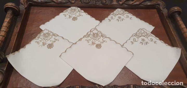 Antig&uuml;edades: 5 servilletas lino bordadas a mano - Foto 1