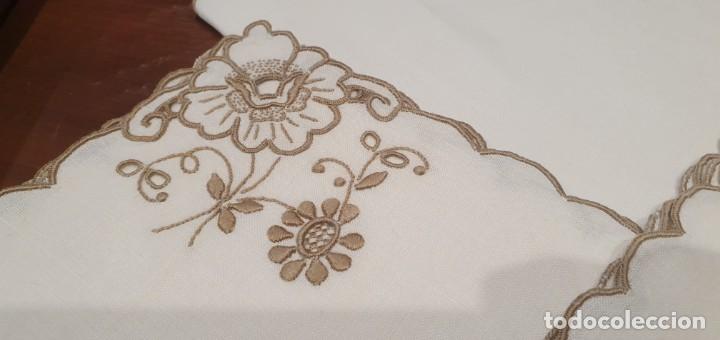 Antig&uuml;edades: 5 servilletas lino bordadas a mano - Foto 3