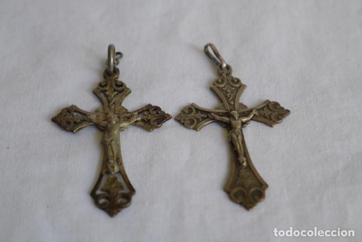Antig&uuml;edades: Pareja de crucifijos de plata - Foto 2