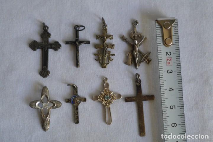 Antig&uuml;edades: 8 crucifijos de plata - Foto 3