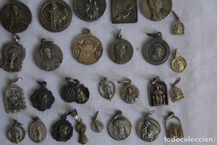 Antig&uuml;edades: 36 medallas religiosas de plata - Foto 7