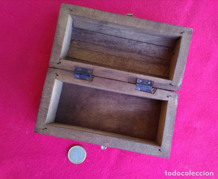 Antig&uuml;edades: Caja ba&uacute;l peque&ntilde;o de madera - Foto 4