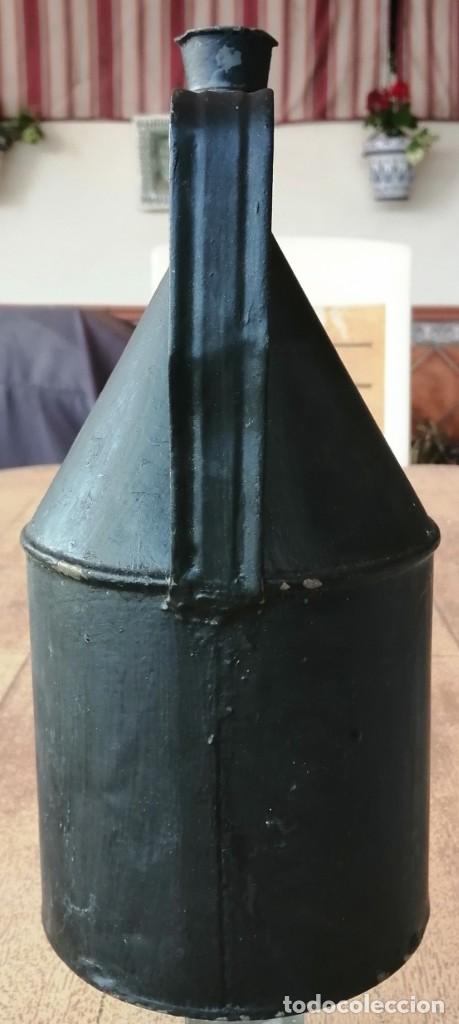 Antig&uuml;edades: Antigua aceitera de lata - Foto 2