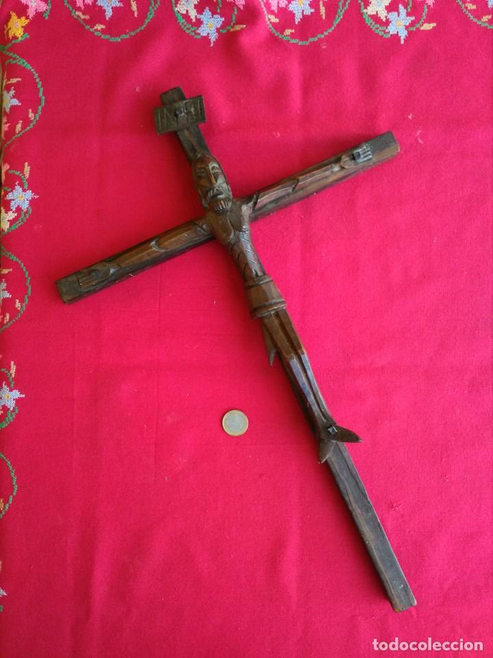 Antig&uuml;edades: Crucifijo de madera antiguo - Foto 1