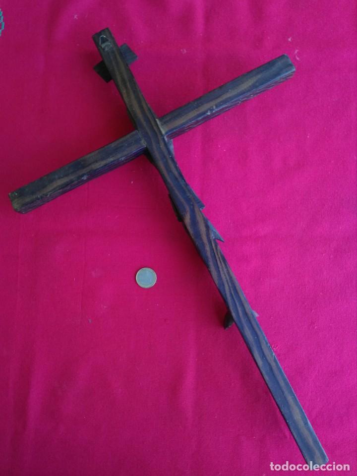 Antig&uuml;edades: Crucifijo de madera antiguo - Foto 3