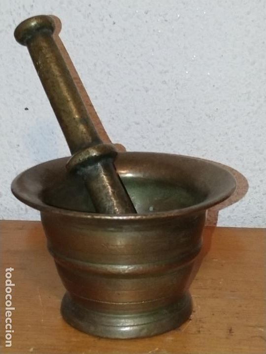 Antig&uuml;edades: Almirez en bronce con su mano S. XVIII - Foto 2