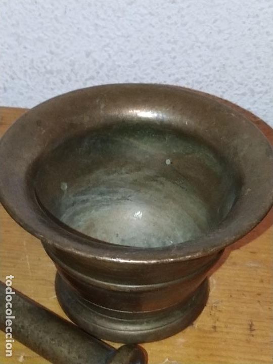 Antig&uuml;edades: Almirez en bronce con su mano S. XVIII - Foto 3