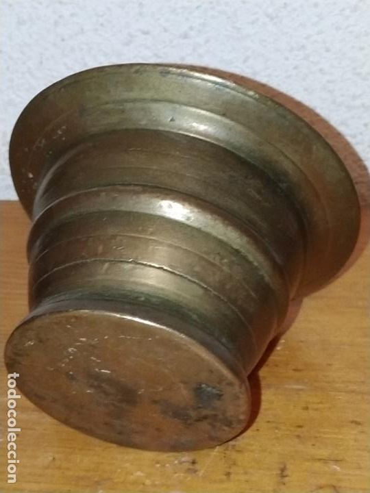 Antig&uuml;edades: Almirez en bronce con su mano S. XVIII - Foto 4