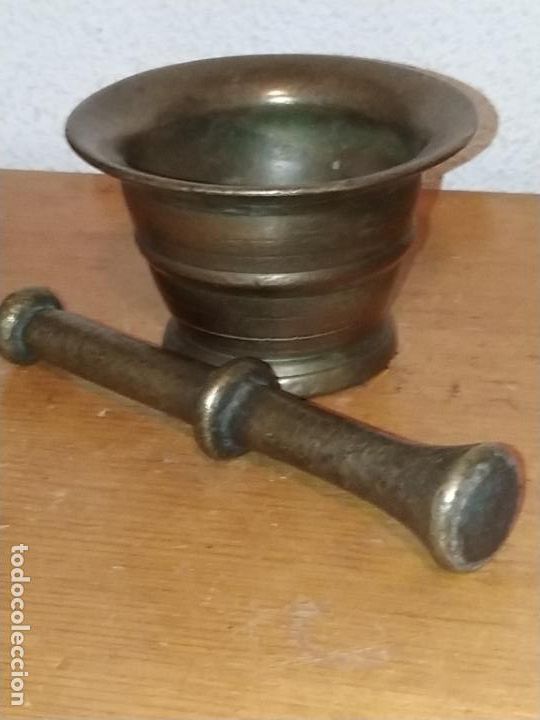 Antig&uuml;edades: Almirez en bronce con su mano S. XVIII - Foto 1