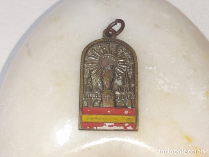 Antiguidades: ANTIGUA MEDALLA PATRIOTICA DE LA VIRGEN DEL PILAR CON LA BANDERA DE ESPAÑA AÑOS 30 / 40