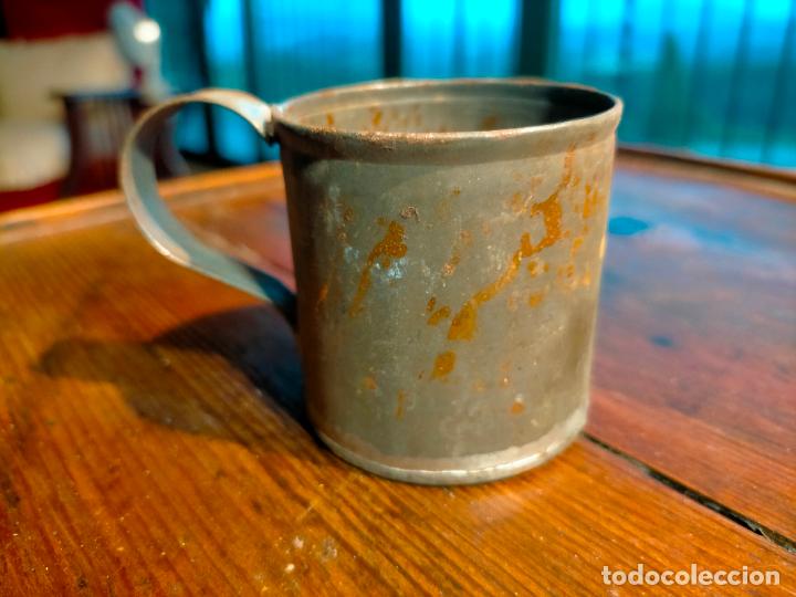 Oggetti Antichi: Antigua Taza peque&ntilde;a de hojalata o medida para l&iacute;quidos a&ntilde;os 20-30