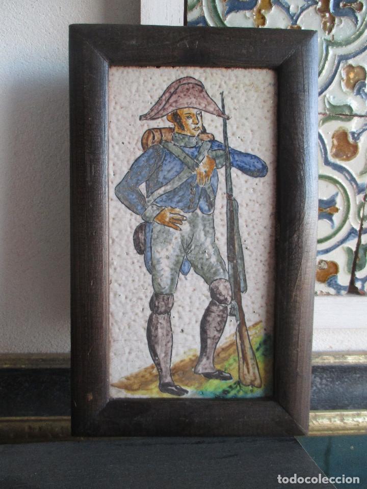 Antig&uuml;edades: azulejo antiguo soldado - Foto 1
