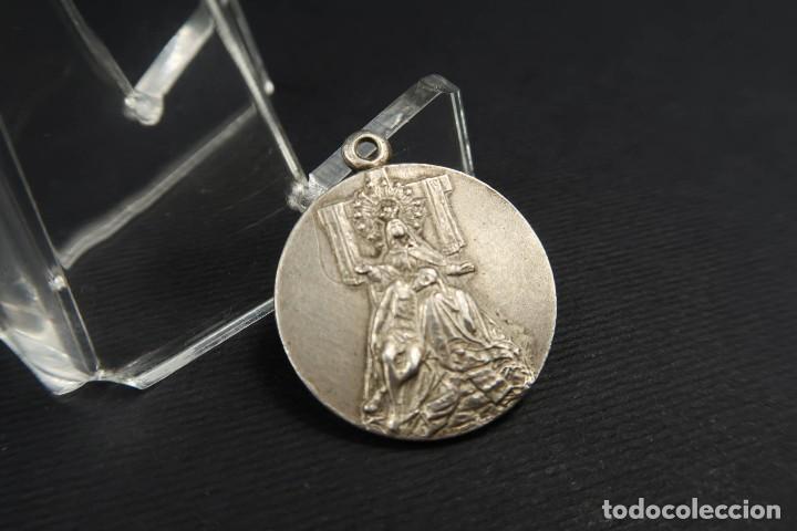 Antig&uuml;edades: Antigua Medalla Religiosa de Plata - Foto 2