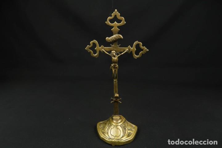 Antig&uuml;edades: Antiguo Crucifijo de Bronce - Foto 1