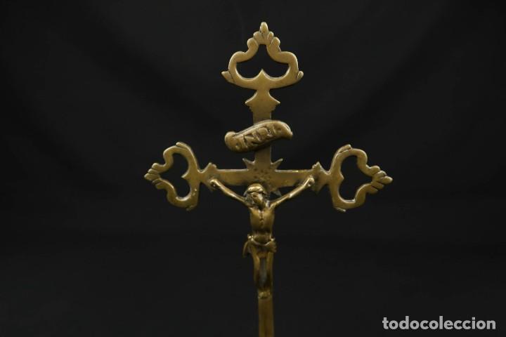 Antig&uuml;edades: Antiguo Crucifijo de Bronce - Foto 2
