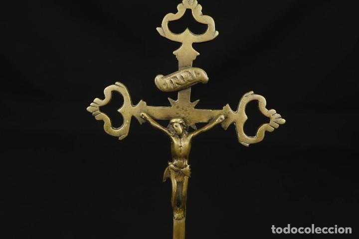 Antig&uuml;edades: Antiguo Crucifijo de Bronce - Foto 3