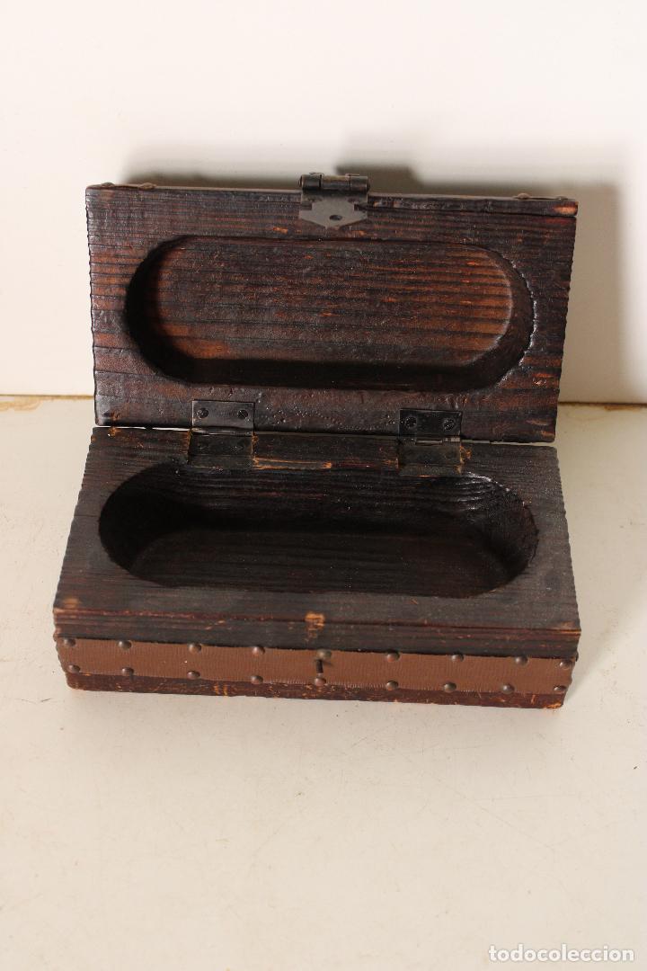 Antig&uuml;edades: caja cofre de madera - Foto 2