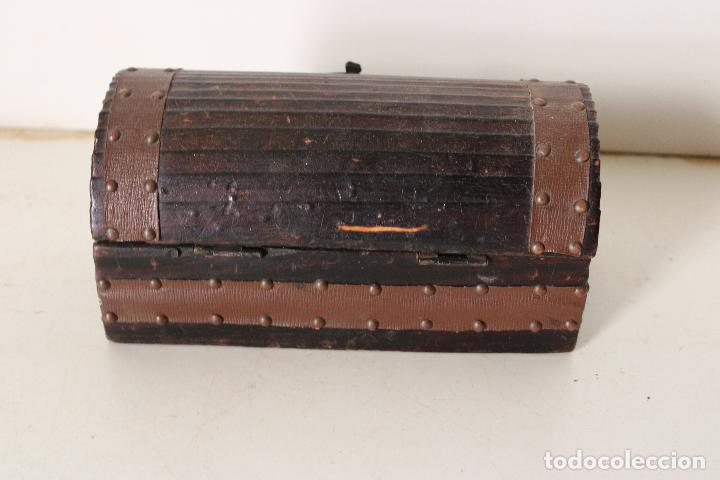 Antig&uuml;edades: caja cofre de madera - Foto 3