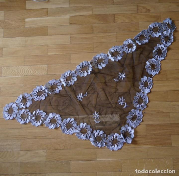 Antig&uuml;edades: Mantilla antigua triangular de tres picos - Foto 1