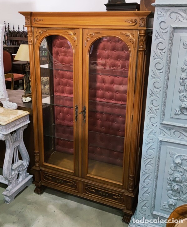 Antig&uuml;edades: Vitrina de madera de nogal claro - Foto 1