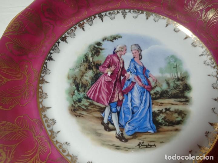 Antig&uuml;edades: Elegante plato en porcelana escena rom&aacute;ntica - Foto 1