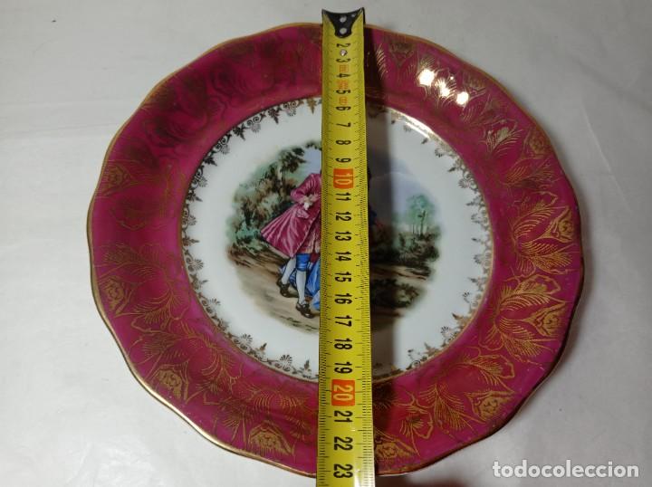 Antig&uuml;edades: Elegante plato en porcelana escena rom&aacute;ntica - Foto 3