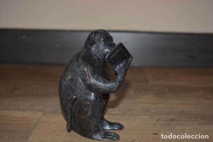 Antig&uuml;edades: FIGURA DE BRONCE MONO LEYENDO - Foto 2