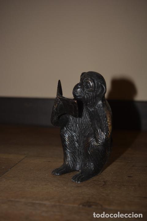 Antig&uuml;edades: FIGURA DE BRONCE MONO LEYENDO - Foto 3