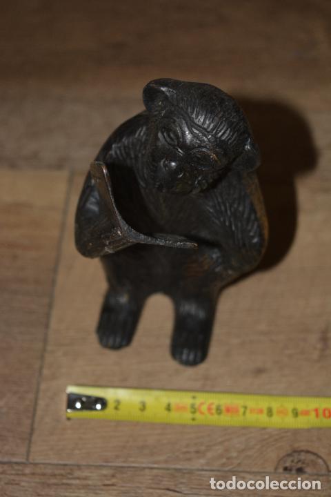 Antig&uuml;edades: FIGURA DE BRONCE MONO LEYENDO - Foto 4