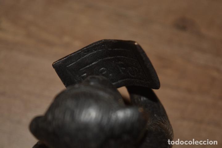 Antig&uuml;edades: FIGURA DE BRONCE MONO LEYENDO - Foto 5