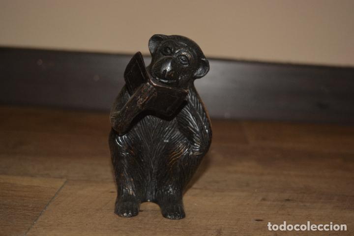 Antig&uuml;edades: FIGURA DE BRONCE MONO LEYENDO - Foto 1