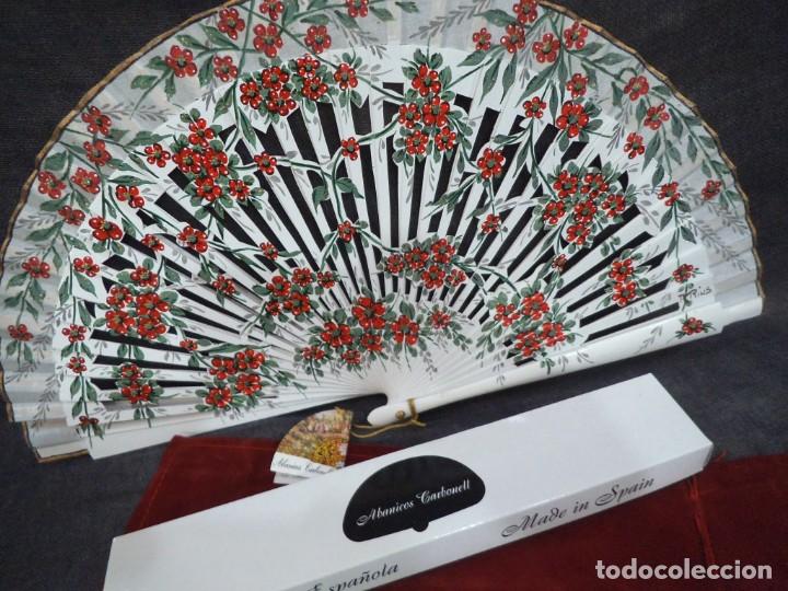 Antig&uuml;edades: ABANICO &uml;CARBONELL &uml; ( BLANCO ) FLORES ROJAS - Foto 1