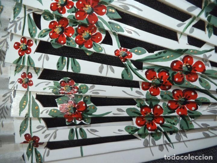 Antig&uuml;edades: ABANICO &uml;CARBONELL &uml; ( BLANCO ) FLORES ROJAS - Foto 2