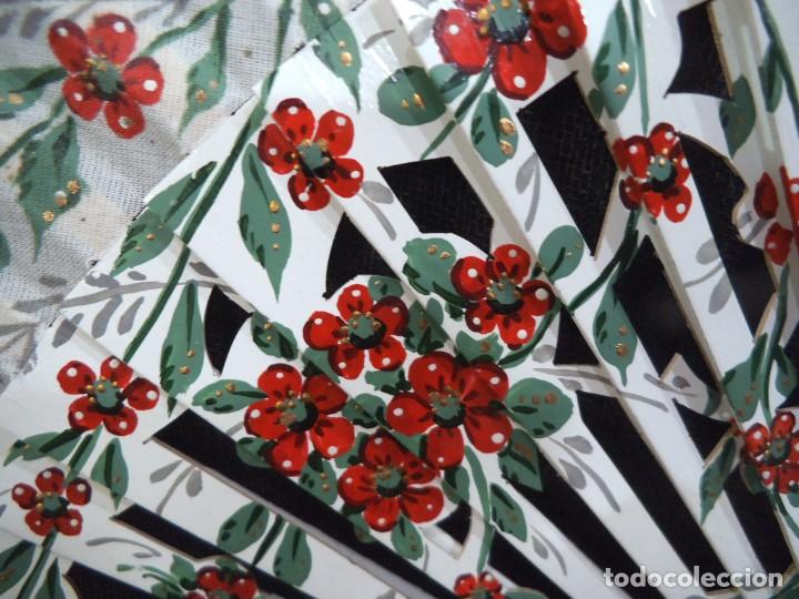 Antig&uuml;edades: ABANICO &uml;CARBONELL &uml; ( BLANCO ) FLORES ROJAS - Foto 3