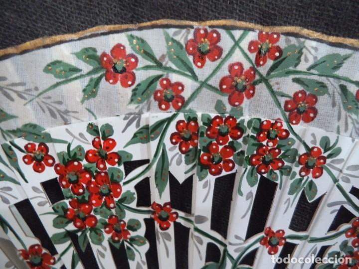 Antig&uuml;edades: ABANICO &uml;CARBONELL &uml; ( BLANCO ) FLORES ROJAS - Foto 4