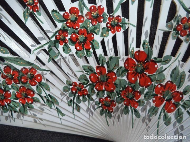 Antig&uuml;edades: ABANICO &uml;CARBONELL &uml; ( BLANCO ) FLORES ROJAS - Foto 5