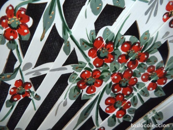 Antig&uuml;edades: ABANICO &uml;CARBONELL &uml; ( BLANCO ) FLORES ROJAS - Foto 6