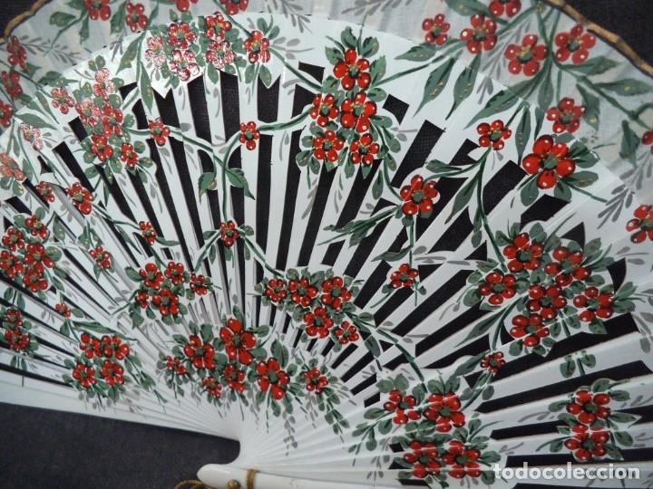 Antig&uuml;edades: ABANICO &uml;CARBONELL &uml; ( BLANCO ) FLORES ROJAS - Foto 7