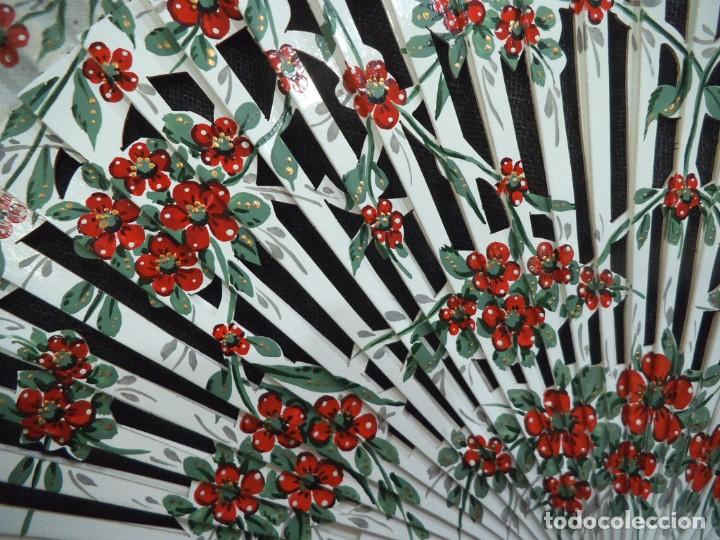 Antig&uuml;edades: ABANICO &uml;CARBONELL &uml; ( BLANCO ) FLORES ROJAS - Foto 8