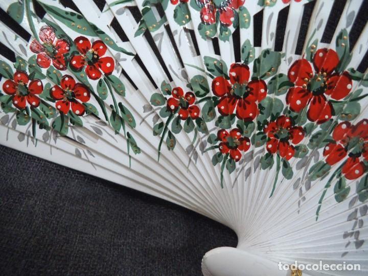 Antig&uuml;edades: ABANICO &uml;CARBONELL &uml; ( BLANCO ) FLORES ROJAS - Foto 9