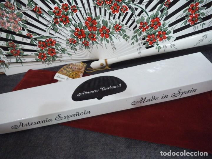 Antig&uuml;edades: ABANICO &uml;CARBONELL &uml; ( BLANCO ) FLORES ROJAS - Foto 16