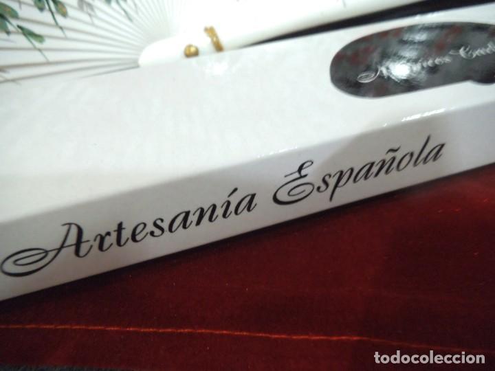 Antig&uuml;edades: ABANICO &uml;CARBONELL &uml; ( BLANCO ) FLORES ROJAS - Foto 17
