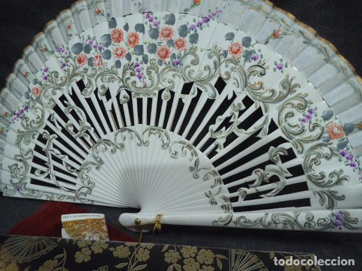 Antig&uuml;edades: ABANICO &uml;CARBONELL &uml; ( BLANCO ) GRIS SALM&Oacute;N - Foto 1
