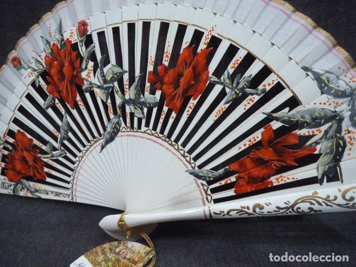 Antig&uuml;edades: ABANICO &uml;CARBONELL &uml; ( BLANCO ) FLORES ROJAS - Foto 1