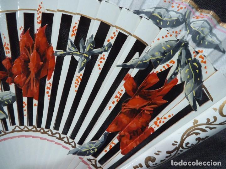 Antig&uuml;edades: ABANICO &uml;CARBONELL &uml; ( BLANCO ) FLORES ROJAS - Foto 3