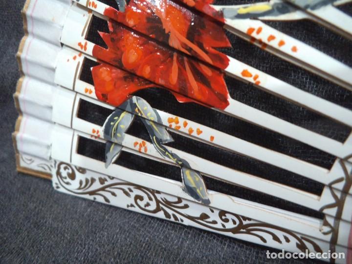 Antig&uuml;edades: ABANICO &uml;CARBONELL &uml; ( BLANCO ) FLORES ROJAS - Foto 4
