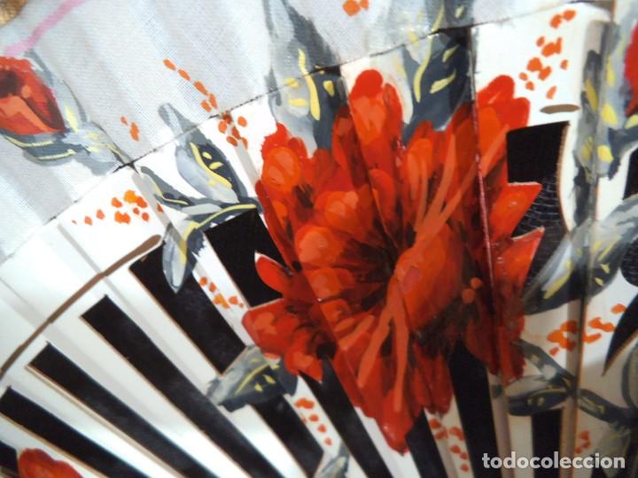 Antig&uuml;edades: ABANICO &uml;CARBONELL &uml; ( BLANCO ) FLORES ROJAS - Foto 5