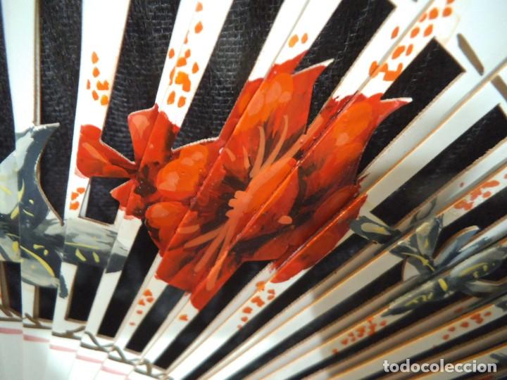 Antig&uuml;edades: ABANICO &uml;CARBONELL &uml; ( BLANCO ) FLORES ROJAS - Foto 7